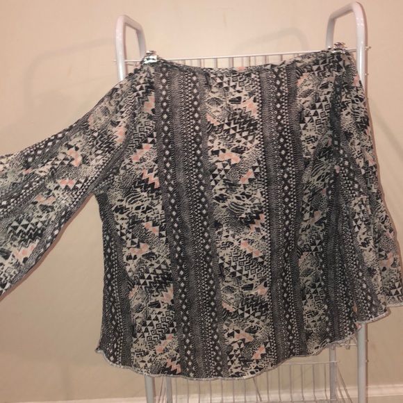 Cute Boho Styled Cropped Hollister Shirt - Picture 2 of 3